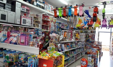 קחי את כל הילדים לחנות משחקים וקני להם משחק חדש